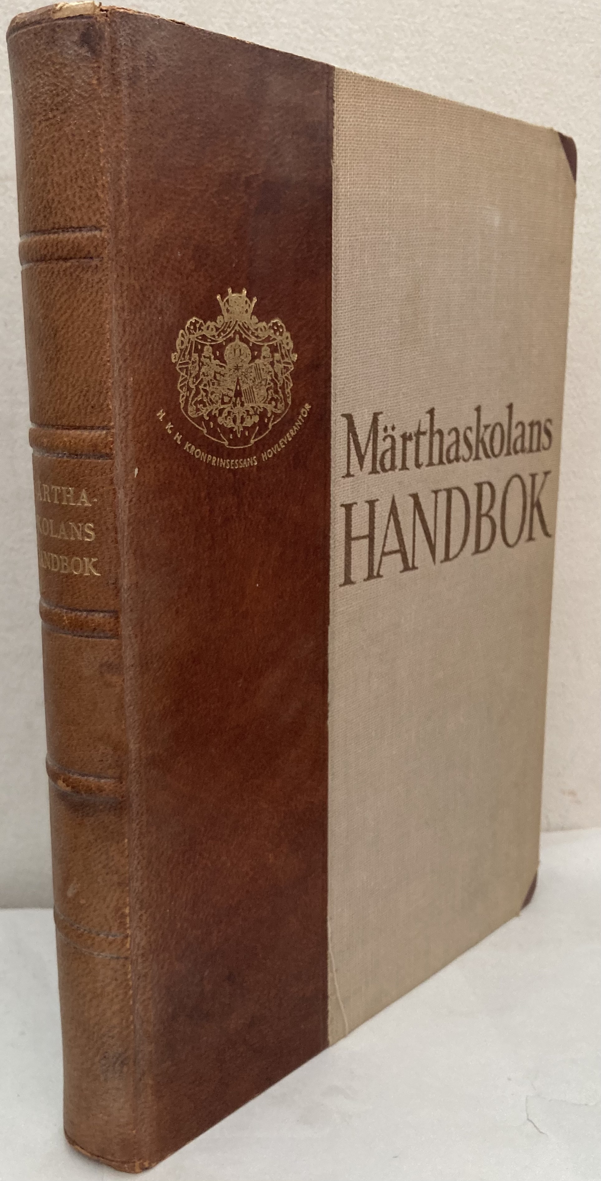 Märthaskolans handbok i sömnad, stickniong, virkning, vävning m.m.