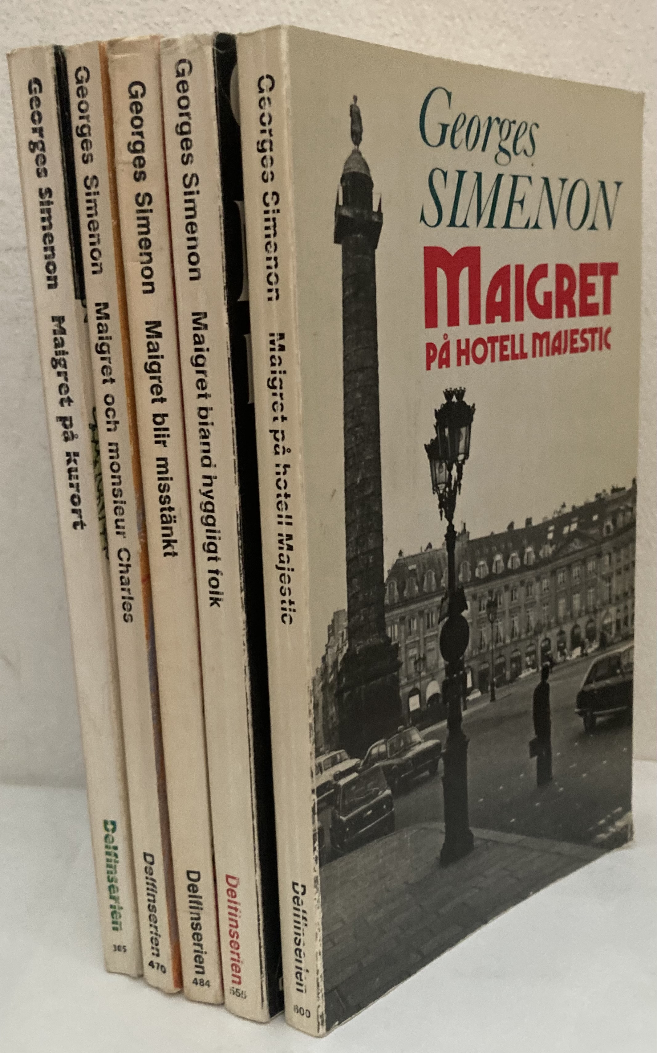 Fem pocketböcker om kommissarie Maigret: Maigret på kurort, Maigrtet och monsieur Charles, Maigret blir misstänkt, Maigret bland hyggligt folk, Maigret på hotell Majestic