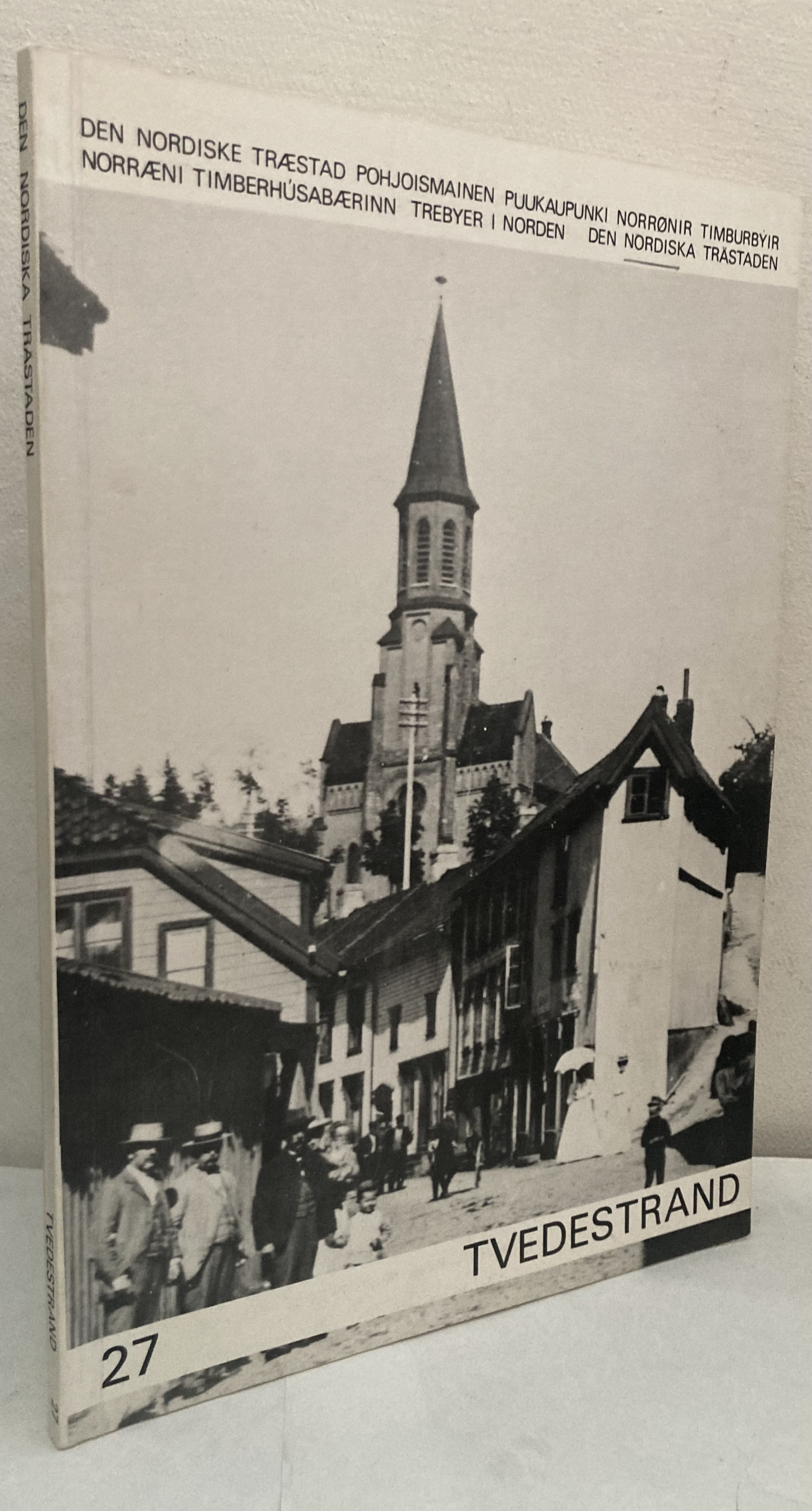 Den nordiska trästaden 27. Hus og innbyggere i gamle Tvedestrand. Antikvarisk inventering 1971-72