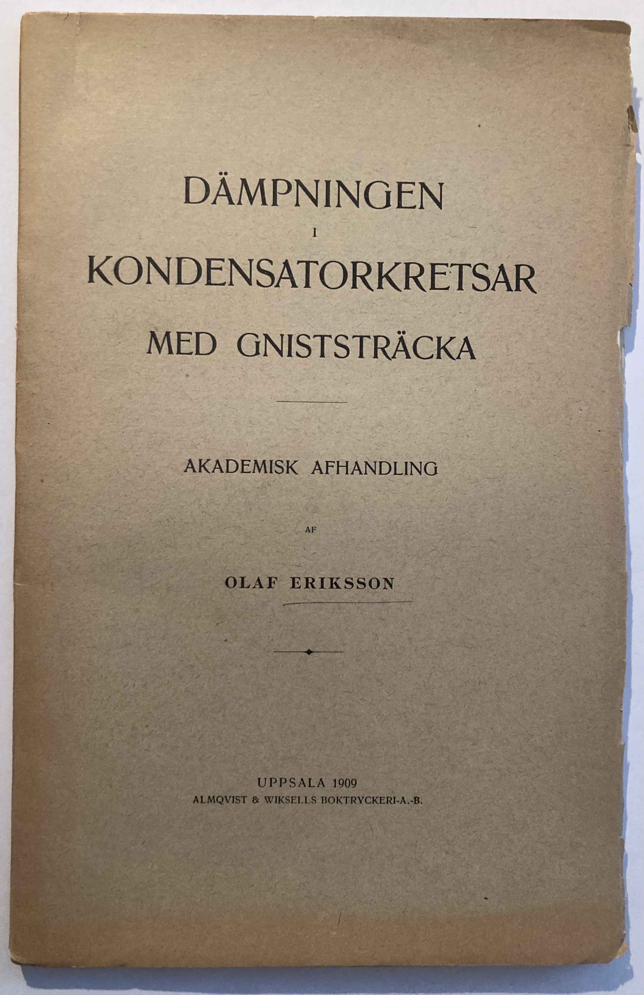 Dämpningen i kondensatorkretsar med gniststräcka