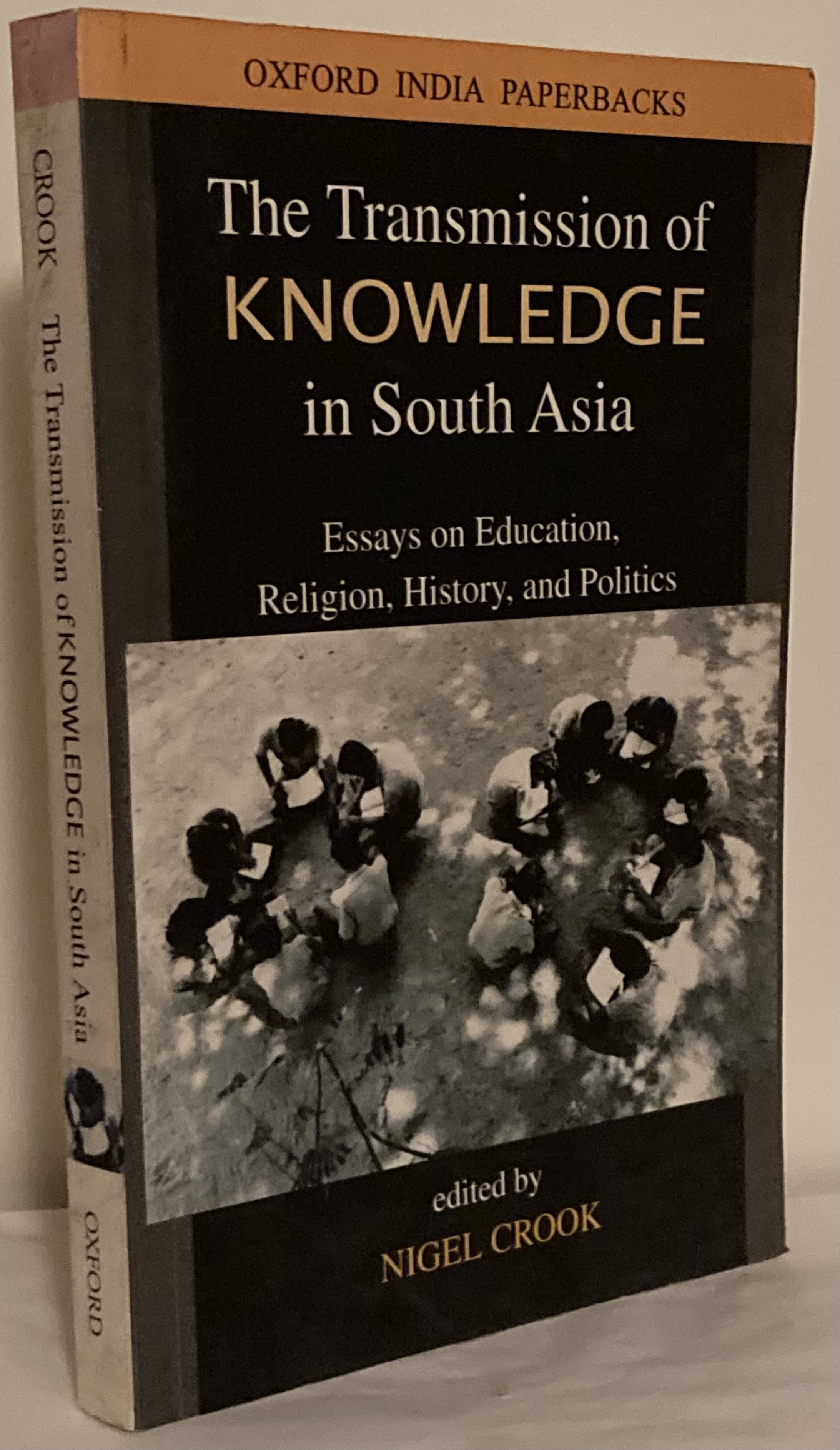 The transmission of knowledge in South Asia. Essays