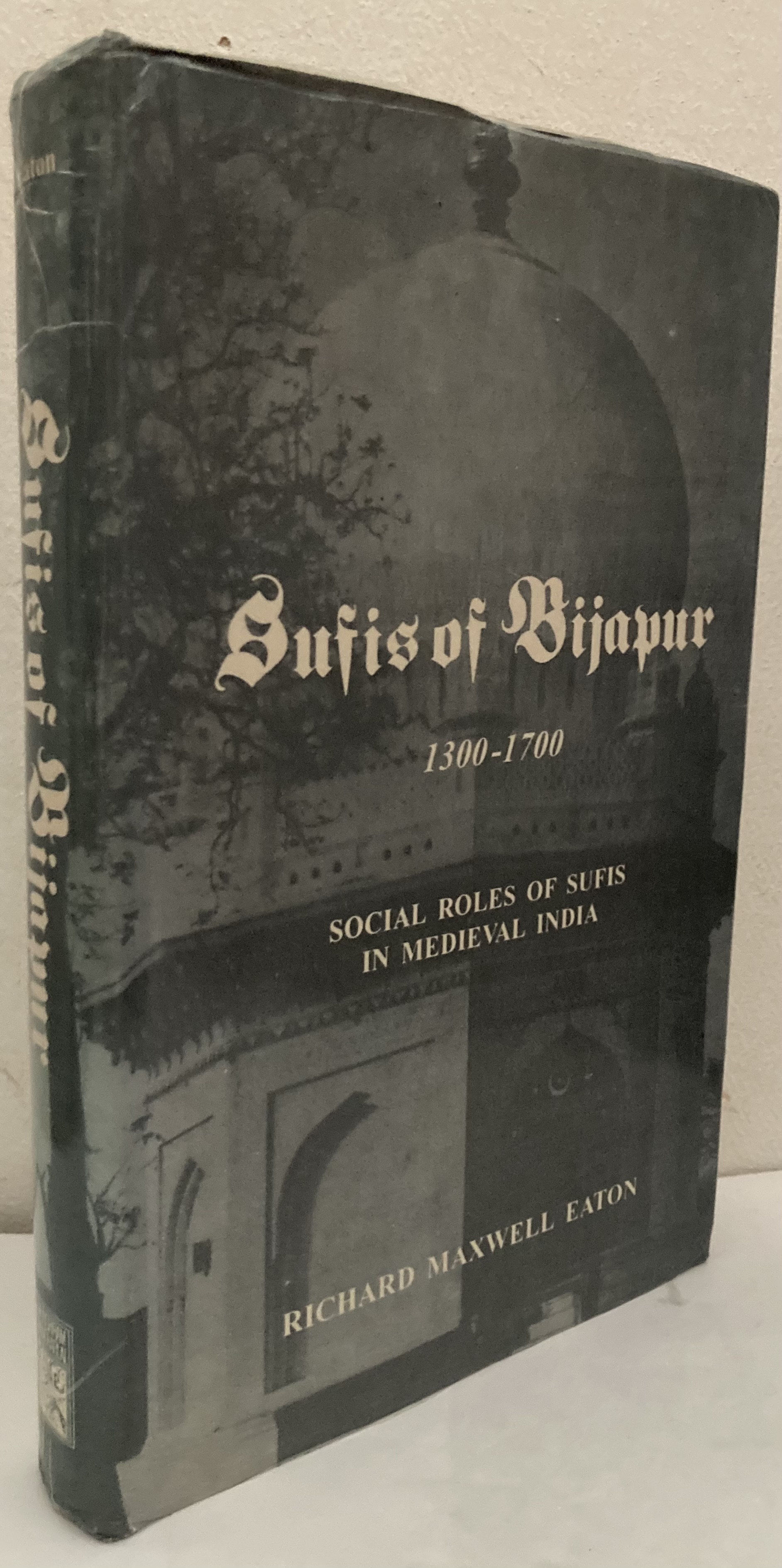 Sufis of Bijapur 1300-1700. Social Roles of Sufis in Medieval India