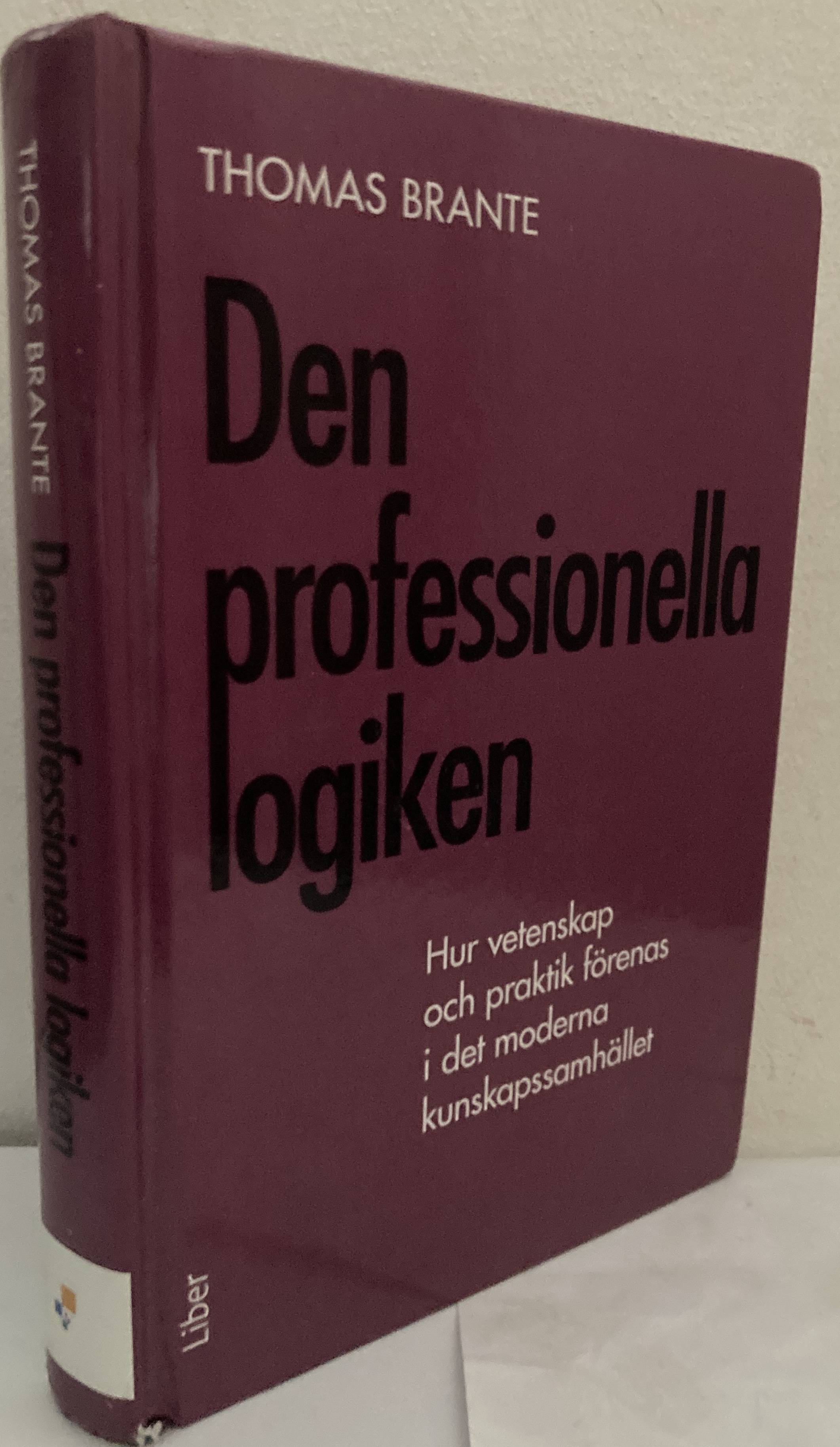 Den professionella logiken. Hur vetenskap och praktik förenas i det moderna kunskapssamhället